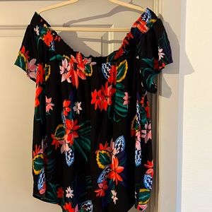 Light and fun, off the shoulder Old Navy top!